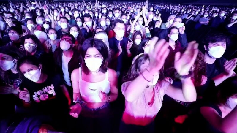 Barcelona hlásí výsledky experimentu: Při koncertu pro 5000 lidí se nikdo nenakazil
